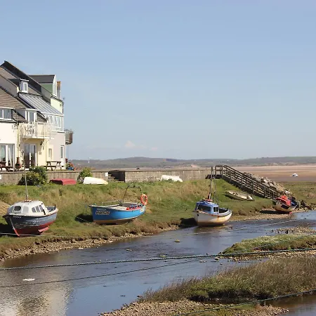 Дом отдыха Harbourside House *